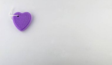 Beyaz arka planda dekoratif mor kalp