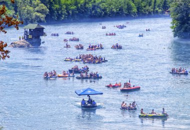 Nehir Drina üzerinde Regatta, nehrin ortasında bir kaya üzerinde nehir sonraki ilginç ahşap evler aşağı tekneler ve Rafts fırlatma.