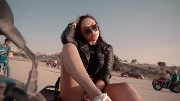 Linda morena con looks europeos, pantalones cortos de mezclilla, sentada en una moto Quad en Capadocia — Vídeo de stock