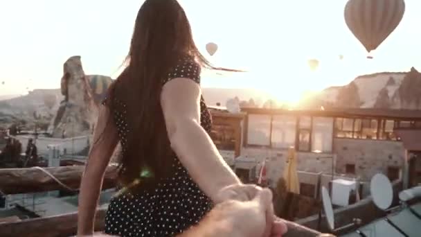 Avrupa görünümlü esmer balonları gösteriyor — Stok video