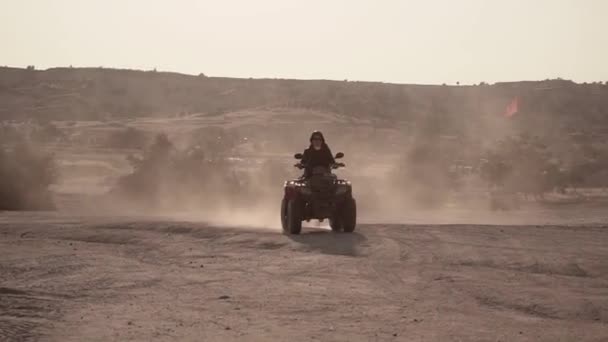 Hezká brunetka s evropským vzhledem, jezdí na červeném sportovním Quad v Cappadocia — Stock video