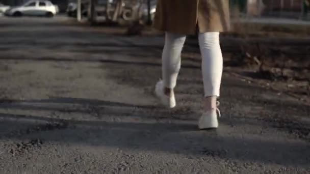 Una mujer caminando por la calle — Vídeos de Stock