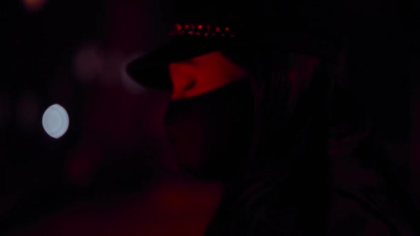 Girl in black virus mask at night in red light stylish street image — Stock Video