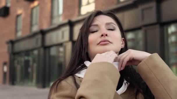 Trevlig brunett flicka sätta på en vit virus mask från hennes ansikte och andas i luften — Stockvideo