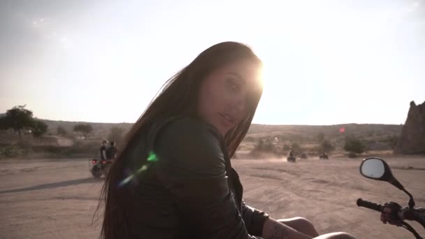 Linda morena con looks europeos, pantalones cortos de mezclilla, sentada en una moto Quad en Capadocia — Vídeo de stock