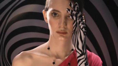  Arka plandaki hipnotik spiral psikiyatrist hastasına karşı tek eldivenli güzel kız zebra rengi.