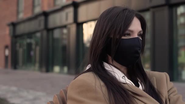 Nettes Mädchen Brünette ziehen schwarze Virusmaske ab — Stockvideo
