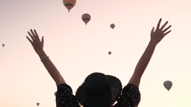 Brunetka patrzy na balony i ciągnie jej ręce do nieba — Wideo stockowe