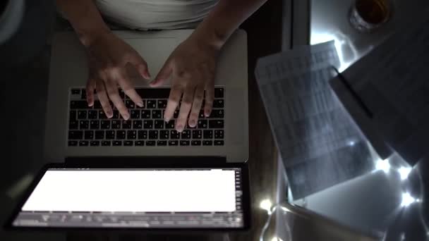 Mädchen arbeitet spät in der Nacht am Laptop auf der Fensterbank — Stockvideo