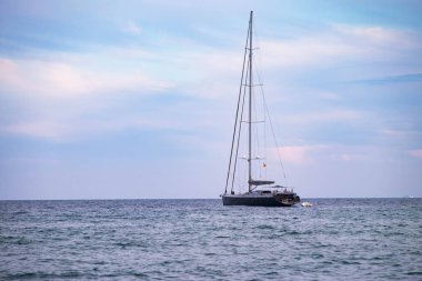 Deniz kıyıları Barselona üzerinde tekne