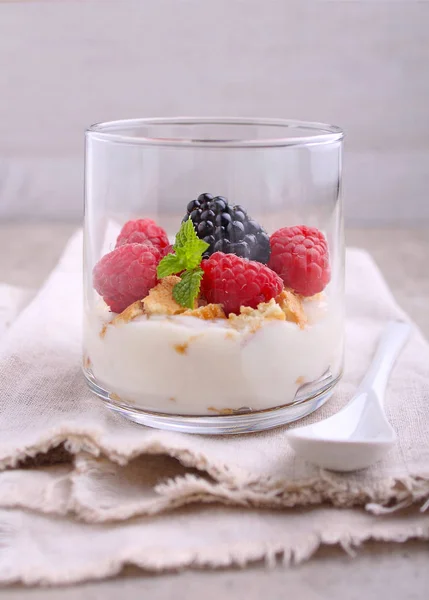 Délicieux Dessert Avec Yaourt Baies Fraîches Verre — Photo