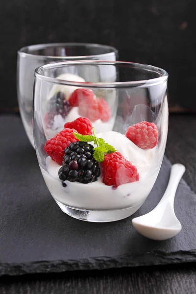 Délicieux Dessert Avec Crème Glacée Baies Fraîches Dans Des Verres — Photo