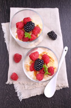 lezzetli tatlı yoğurt, granola ve bardaklarda taze çilek ile
