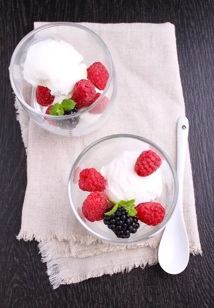 Leckeres Dessert Mit Eis Und Frischen Beeren Glas — Stockfoto