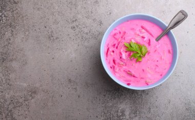 üstten görünüm bir beton zemin üzerine bir tabak içinde soğuk Pancar çorbası