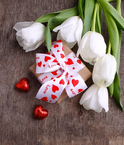 Cadeau Pour Saint Valentin Bouquet Tulipes Bonbons Vue Dessus — Photo