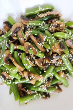 mantar, sarımsak ve soya sosu ile yeşil fasulye fincan  