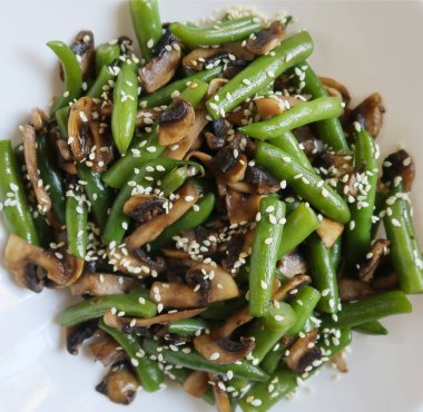 mantar, sarımsak ve soya sosu ile yeşil fasulye fincan  