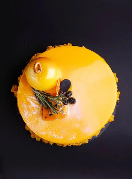 Вид Зверху Смачний Жовтий Десерт Темному Фоні — стокове фото