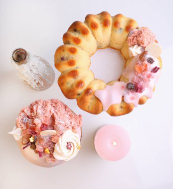 Süzme peynir ve Paskalya pastası yapılmış geleneksel Paskalya tatlısı yukarıdakinin görünümü 