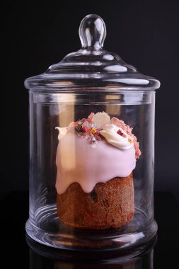 Gül sır içinde üzüm ve şekerlenmiş meyve ile Paskalya pastası cam kavanoz fındık ve beze ile süslenmiş