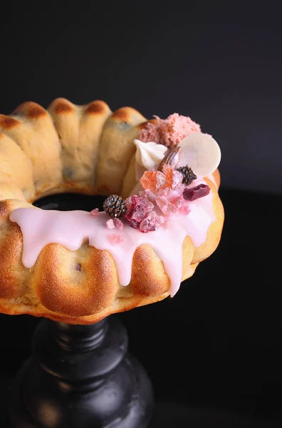Традиционный Пасхальный Десерт Творога Изюмом Орехами Конфетами Черном Фоне — стоковое фото