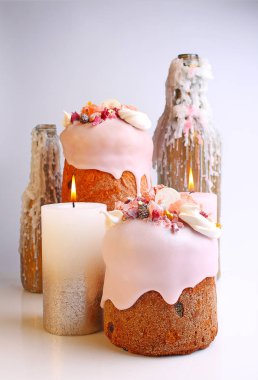 Süzme peynir, Paskalya pastası ve şişeler mum çubukları yapılan geleneksel Paskalya tatlısı görüntü yakın