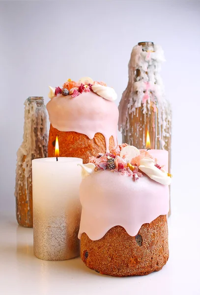 Süzme peynir, Paskalya pastası ve şişeler mum çubukları yapılan geleneksel Paskalya tatlısı görüntü yakın