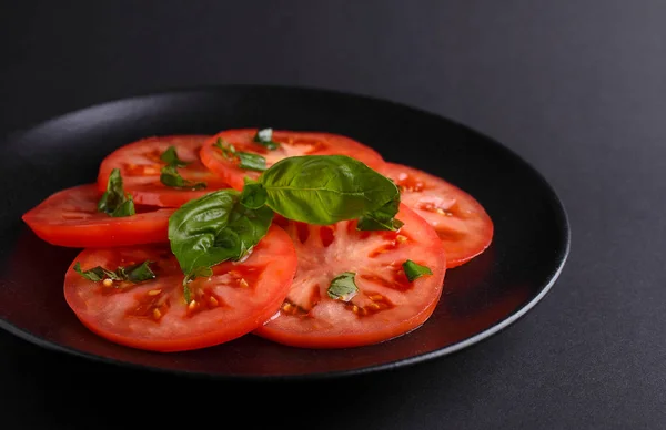 Tomates Cortados Círculos Con Albahaca Aceite Oliva Sobre Plato Negro — Foto de Stock