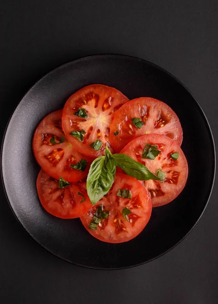Tomates Cortados Círculos Con Albahaca Aceite Oliva Plato Negro Sobre — Foto de Stock