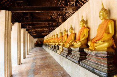 Buda heykeli satır.