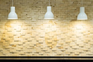 ampul ışıkları lambalı ahşap duvar.