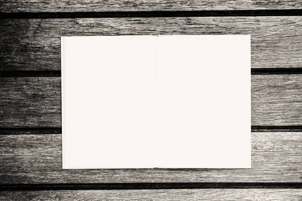 木のテーブルにモックアップ 紙の質感を持つテンプレート空の開いた本 — ストック写真