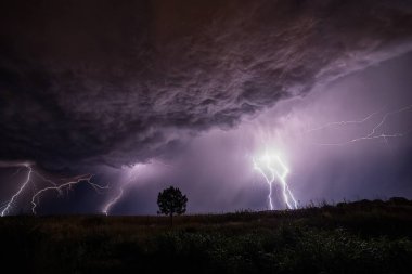Bulutların arkasından çok büyük bir fırtına yayılıyor. Doğal olarak yaratılmış ve çok yüksek voltajı var. Gece gökyüzünün renk kombinasyonuyla güzel görünmenin yanında patlayan bir sesi de var..