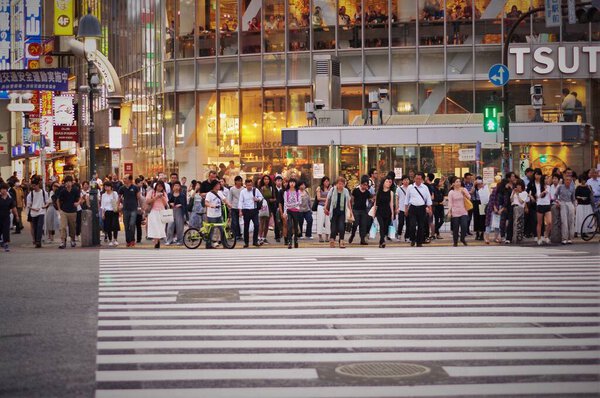 ШАНХАЙ - 26 ФЕВРАЛЯ 2020: Большой переход зебры, который всегда переполнен многими пешеходами, которые хотят пересечь.