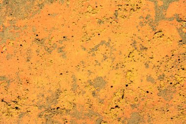 Beton levhanın düz yüzeyi, küçük delikler ve eski boya katmanları, değişmiş renkler.