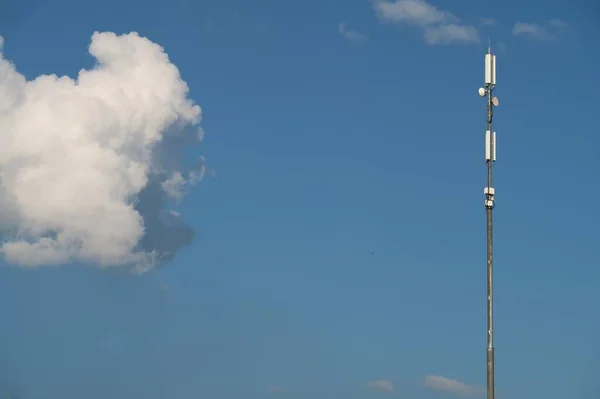 蓝天白云背景下的移动传输塔 — 图库照片