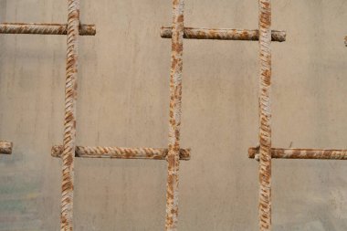 Paslı takviye malzemelerinden arta kalan cam ızgarasında beyaz boya izleri var.