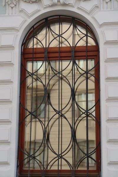 Відображення Будівлі Фігурному Вікні — стокове фото