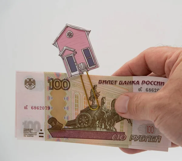 Männliche Hand Hält Russische Banknoten Mit Einer Alten Büroklammer Mit — Stockfoto