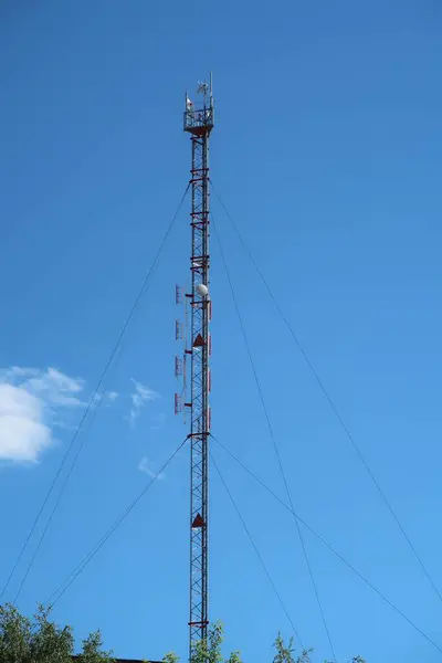 Antena Comunicaciones Móviles Sobre Fondo Azul Cielo — Foto de Stock