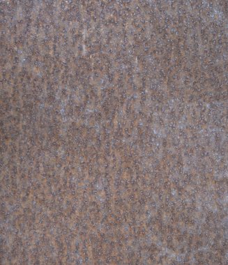 Çelik bir levhanın üzerindeki tahıl dokusu paslanmış. Üzerinde mavi boya izleri var.