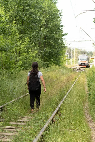 뒤덮인 철길을 전기차 가철도 앞에서 — 스톡 사진