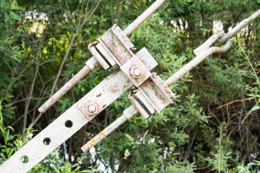 Demiryolu ağının destekleri için çelik eklentilerin güçlendirilmesi