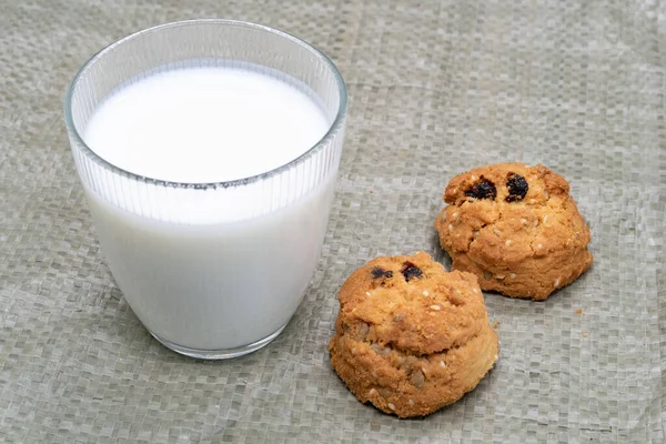 İki karaciğer yumurtasının yanında kefir ve sağlıklı bir atıştırmalık.