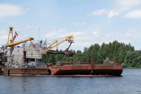 Земснаряд Баржа Встали Якорь Небольшой Реке — стоковое фото