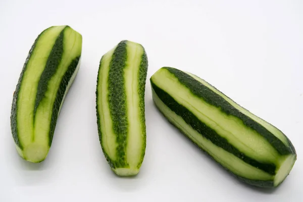 Drei Frisch Geschälte Gurken Für Salat — Stockfoto