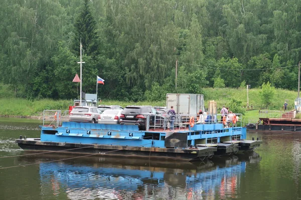 Moskvaregionen Dubna Juli 2020 Sommaren Transporterar Färjan Bilar Och Passagerare — Stockfoto