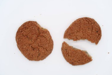 Yulaflı kurabiyeler, bütün ve ikiye bölünmüş.