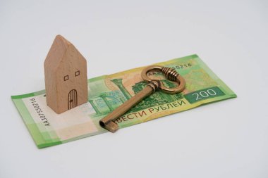 Anahtar ve oyuncak ev 200 ruble banknota, ipoteklere, ipoteklere, kredilere dayanıyor.